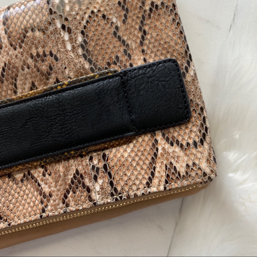 LAST ONE❗️BCBG Ready to Roll Out Clutch - Picture 6 of 8